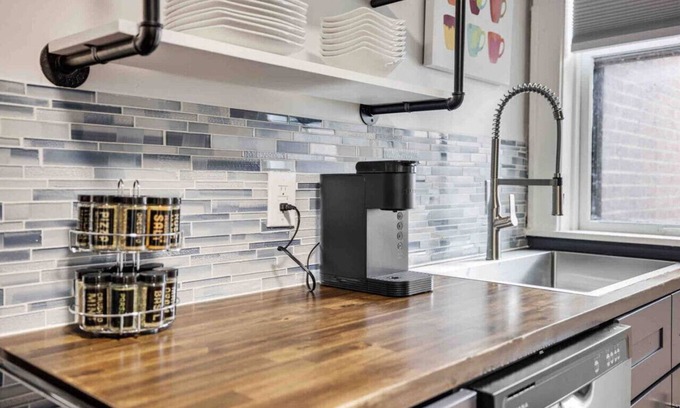 St. Louis Apartment | Sunny Apartment with Kitchen - Ideal for Extended Stays!
