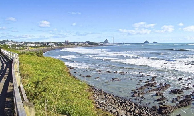 New Plymouth House | Discover Buller Prime: Oceanfront Escape with Breakfast