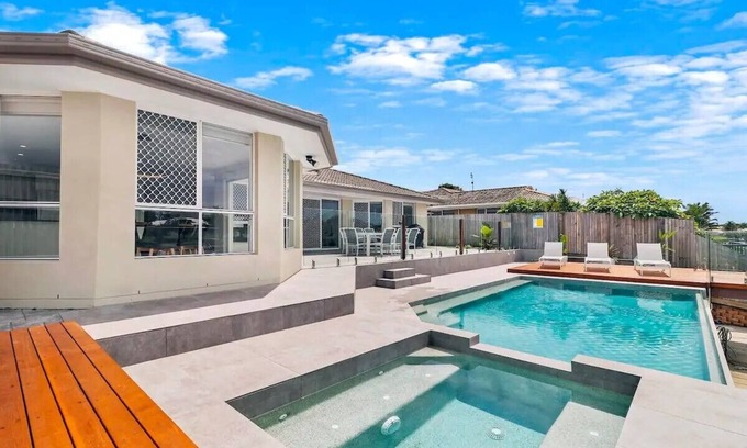 Wurtulla House | Tranquil Waterfront Retreat with Heated Spa & Ocean Views
