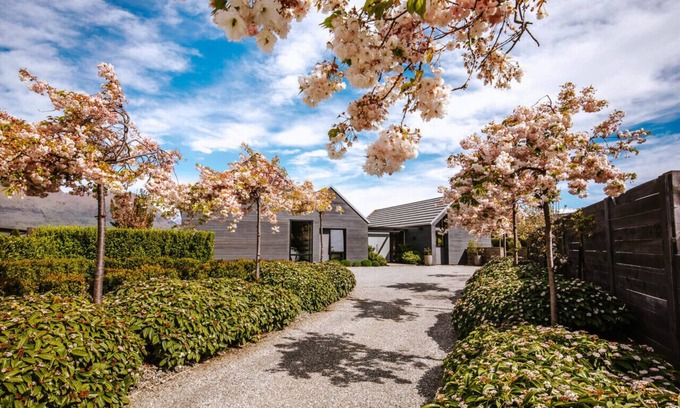 Wanaka House | Beautiful Black Peak View - Family-Friendly & Breakfast Included
