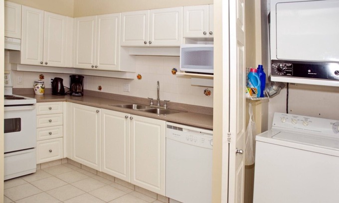 District of North Vancouver Apartment | Ideal North Vancouver Stay: 10/10 Rated, Fully Furnished