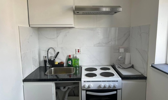 Cranbrook Apartment | Cozy 1-Bed Studio Apartment in Redbridge with Breakfast