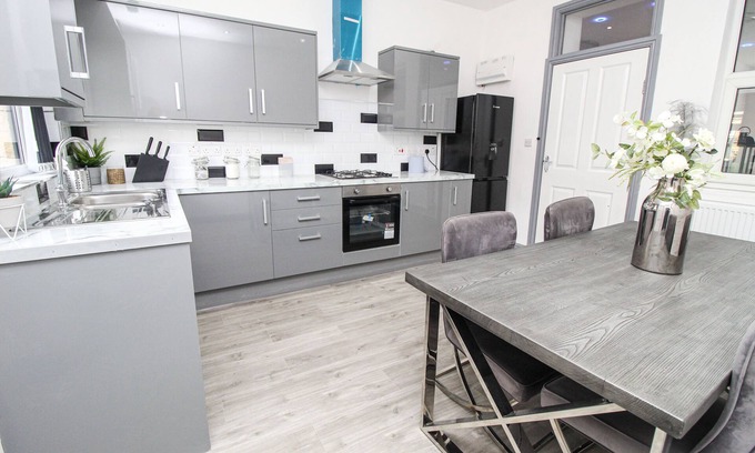 Bradford House | Inviting 4-Bed House in Bradford with Family-Friendly Amenities