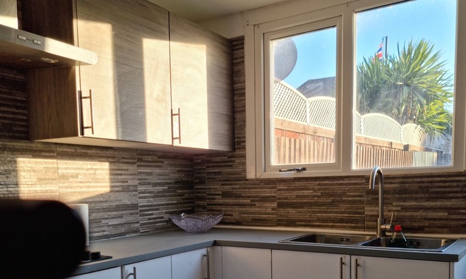 Basildon House | Inviting 5-Bed House with Kitchen in Basildon