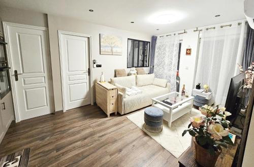 Le Kremlin-Bicetre Apartment | Inviting 2-Bed Apartment with Air Conditioning in Paris