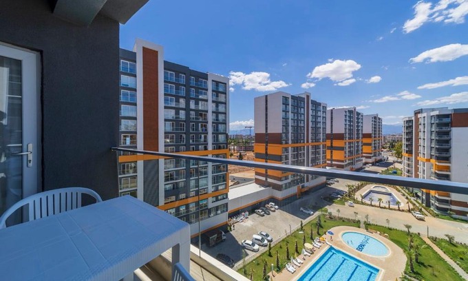 Kepez Apartment | Inviting Flat with Shared Pool in Kepez - Guest Rated 8/10