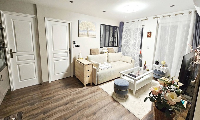 Le Kremlin-Bicetre Apartment | Stylish 2-Bed Apartment with Air-Con Near Paris
