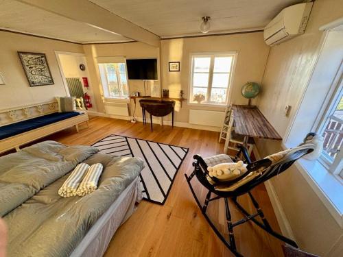 Osthammar Apartment | Inviting Harbour View Cabin with Child-Friendly Amenities