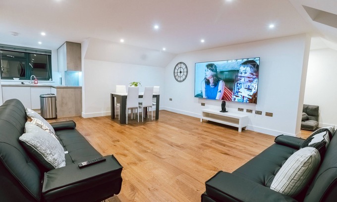 Coulsdon West Apartment | Stunning Penthouse - 3-Bed Apartment in Purley Awaits
