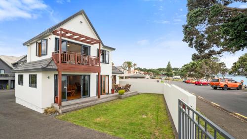Red Beach House | Discover Red Beach Holiday Home - Family-Friendly Getaway