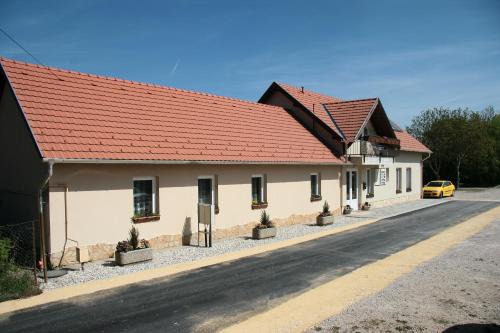 Aszar House | Discover Rembrandt Vendégház: Family-Friendly Retreat