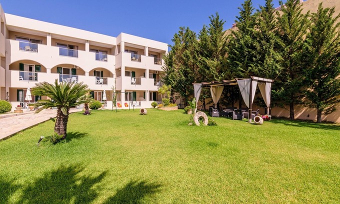 Amoudi Hotel | Remezzo Studios & Apartments: Poolside Ocean View Retreat