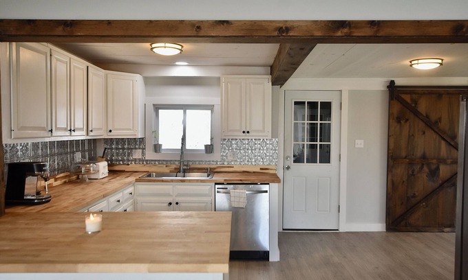 Weeks Mills House | Remodeled 1800s Home w/ Ping-Pong, Cocktail Lounge, Art Wall