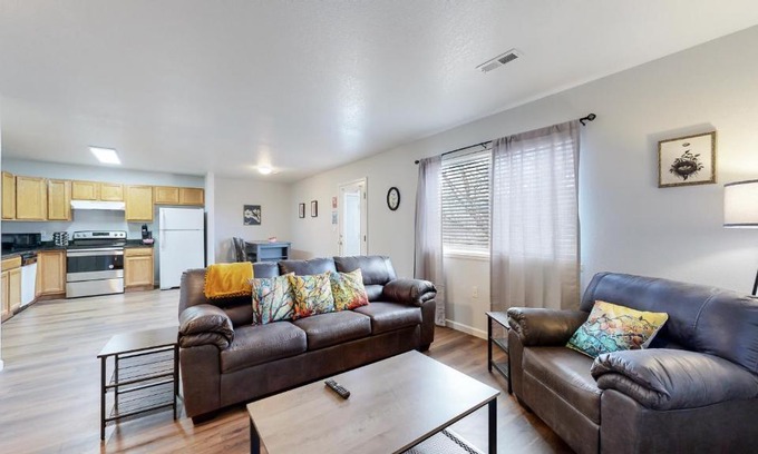 Brighton House | Comfortable 2 King Beds near DIA and Barr Lake