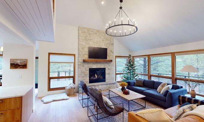 Sunriver House | Modern Retreat with Hot Tub, Sauna & Bunk Room Near Park