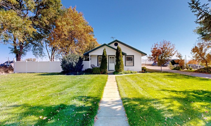 Burley House | Historic Home Retreat by River with Spa & Family Amenities