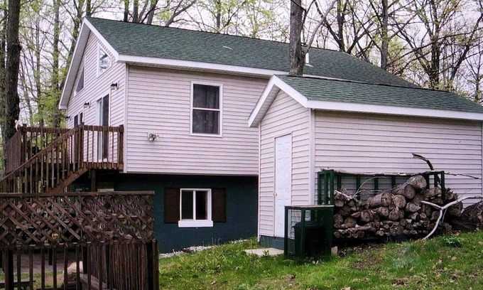 Le Roy Cottage | Pet-Friendly Beachfront Cottage with Ocean Views & Breakfast