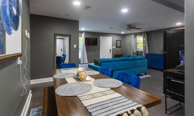 Cedar Crest House | Remodeled 4-bedroom house near downtown Dallas with WiFi, AC