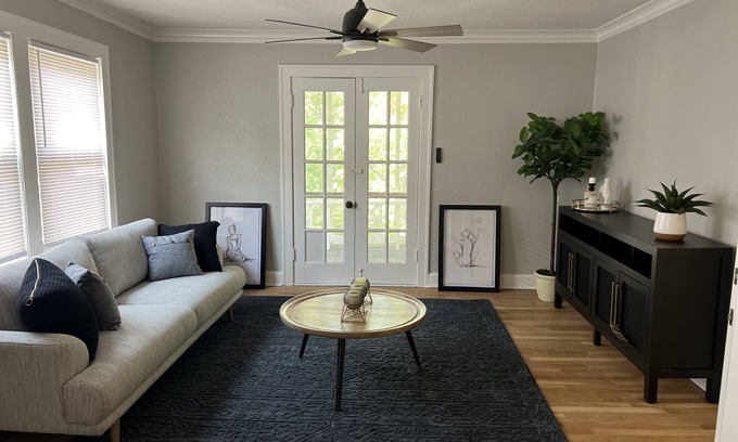 Rosedale Apartment | Stylish Apartment with Screen Patio in Prime KC Location