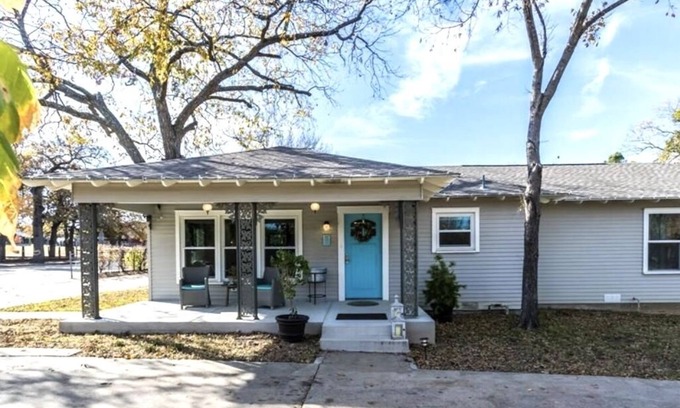 Grapevine House | Remodeled bungalow walking distance to Main Street, Hotel Vin & Botanical Garden