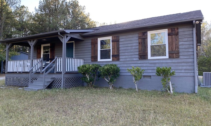 Elberton House | Modern Cabin Near Lake: Family-Friendly Retreat & Pool!