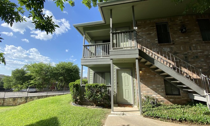 East Riverside - Oltorf Apartment | Remodeled Condo Minutes From South Congress and Downtown