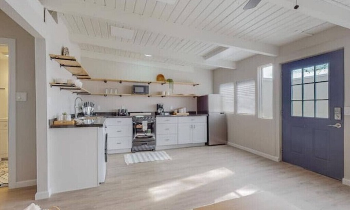Albuquerque Apartment | Modern Courtyard Apartment with King Bed & Kitchen Amenities