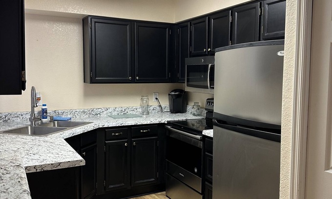 Dobson Woods Condo | Cozy Condo Retreat Near Park with Pool and Spa Amenities