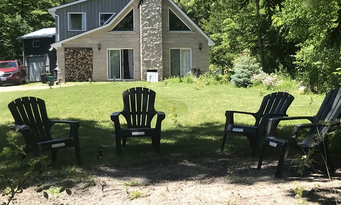Meaford Cottage | Cozy Cottage Retreat: Steps from the Lake, Dog-Friendly!
