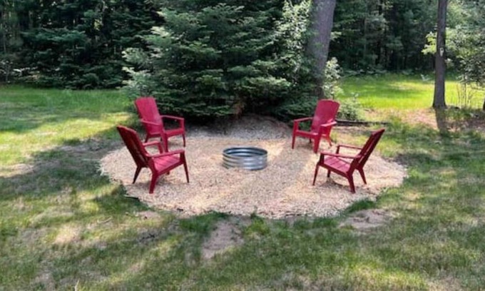 Roscommon House | Remodeled home just minutes from downtown Roscommon and Higgins Lake!