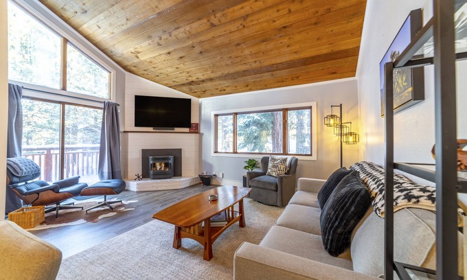 Mammoth Lakes House | Modern Retreat Near Eagle Lodge with Jacuzzi & Wi-Fi