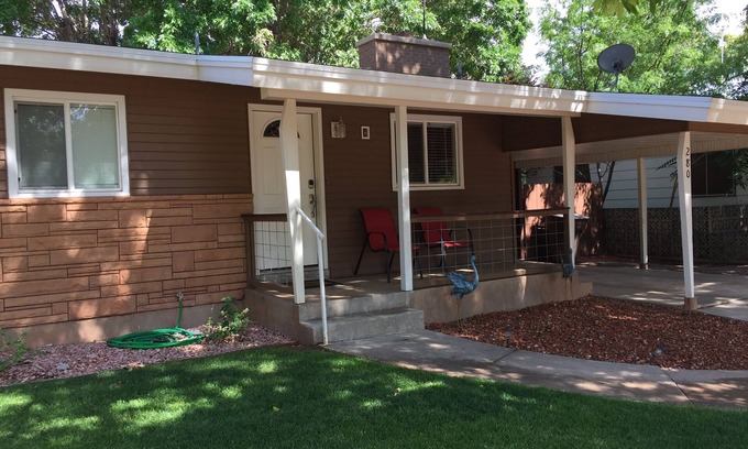 Kanab House | Beautiful Remodeled Retreat with Mountain Views & Amenities