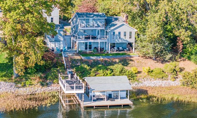 Henrico House | Lakefront Retreat: Pet-Friendly Getaway with Top Amenities