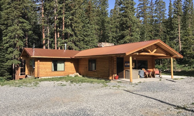 Saint Mary's House | Idyllic Remodeled Log Cabin by the Creek - 10/10 Rating!