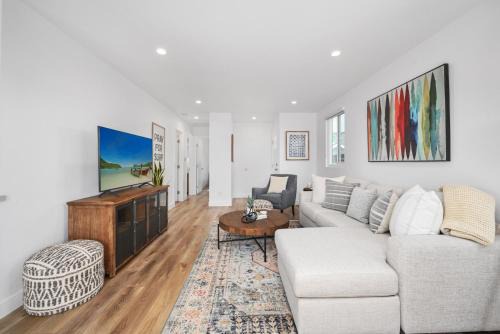 West Newport House | Modern 2 Bedroom Retreat Just Steps from the Beach