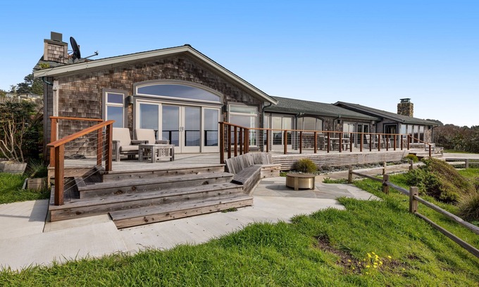 Mendocino House | Oceanfront Retreat with Fireplaces and Jetted Tub Amenities