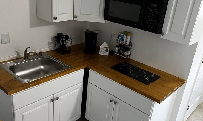 Union Park Apartment | Exceptional Centrally Located Studio with Kitchen Amenities