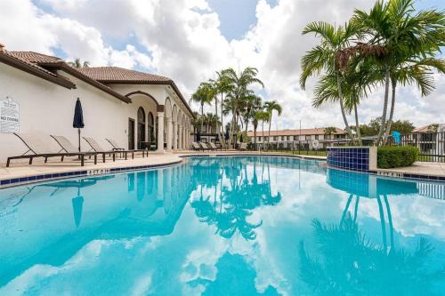 Delray Beach Apartment | Remodeled Townhome with Pool & Lake Views in Gated