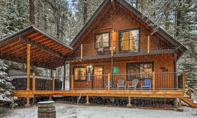 Cascade Cabin | Cozy Mossy Pines Cabin: Pet-Friendly Retreat with Spa