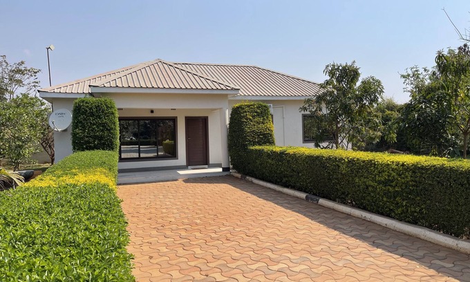 Lusaka Central House | Renovated Guest House with Pool, Gardens & 24/7 Security