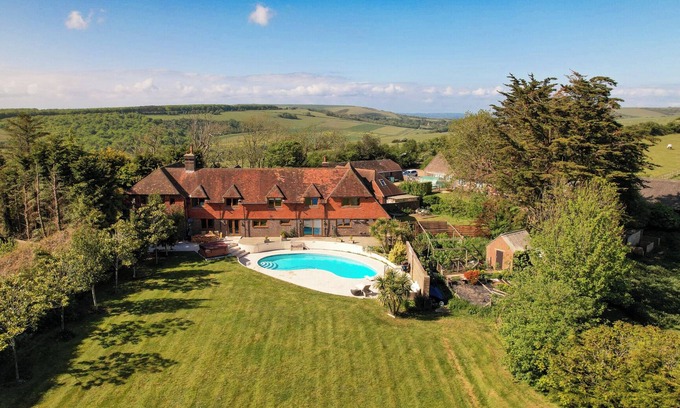 East Dean and Friston Villa | Remodelled luxury Farmhouse retreat nestled in beautiful honeypot area.
