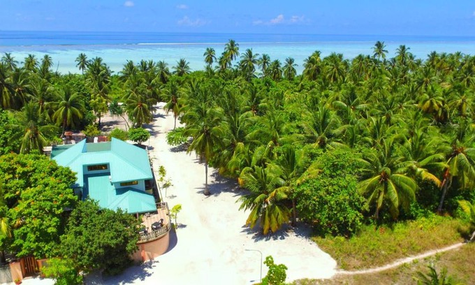 Nilandhoo House | Relax at Remora Inn: Private Beach & Ocean View Await