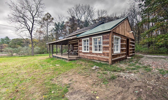 Allenwood Apartment | Pet-Friendly 1901 Studio Cabin with Loft - Guest Rated 9.8