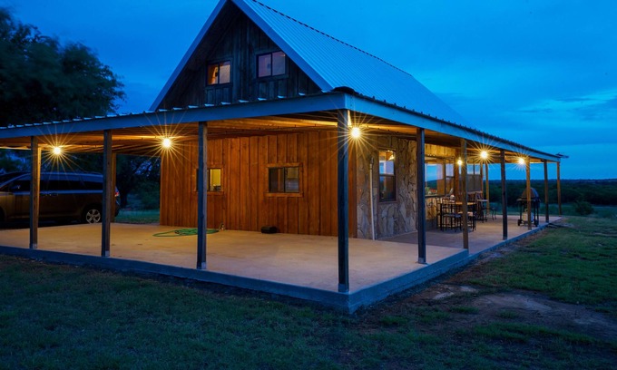 Throckmorton County Cabin | Idyllic Cabin Retreat with Kitchen and Pet-Friendly Amenities