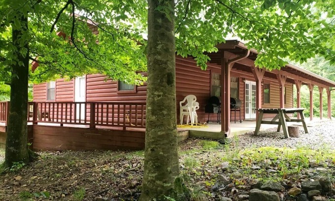 Board Camp Cabin | Idyllic Cabin on Sugar Creek: Pool & Kitchen Amenities
