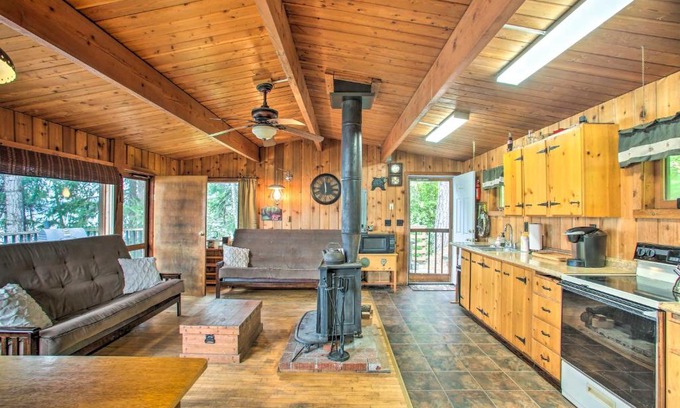 Worley House | Tranquil Lakeside Cabin Retreat with Child-Friendly Amenities