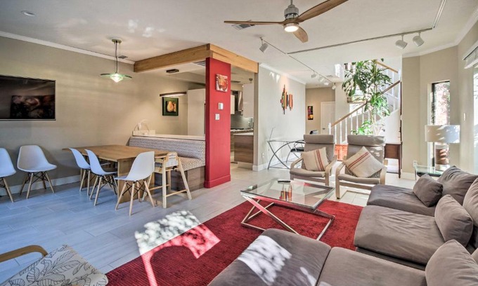 Boulevard Oaks House | Inviting Houston Home with Private Backyard & Ocean Views