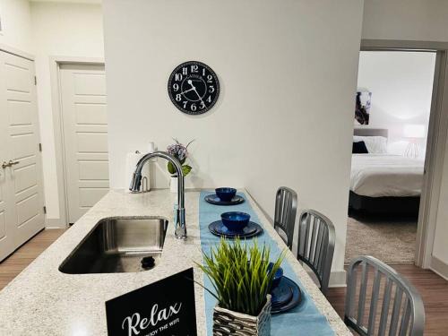 Spring Apartment | Ideal Retreat for Remote Workers with Conference Room Access