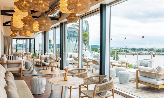 Bassins a Flot Hotel | Renaissance Bordeaux Hotel: Eco-Friendly Retreat with Pool