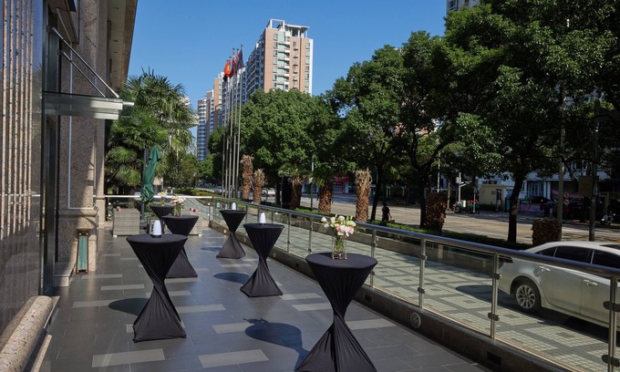 Pudong Hotel | Elegant Stay at Renaissance Shanghai Pudong Hotel